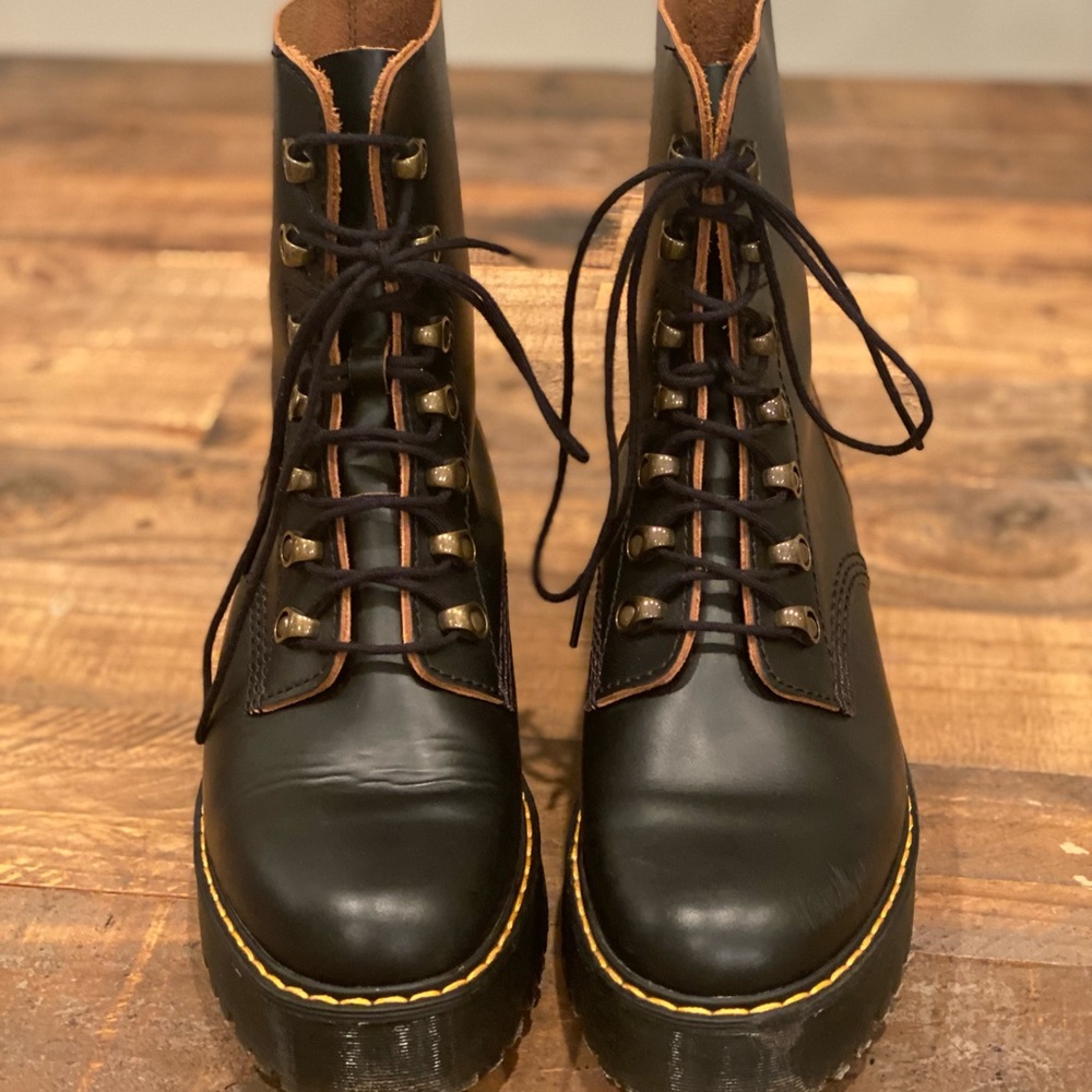 Dr Martens Leona Boots